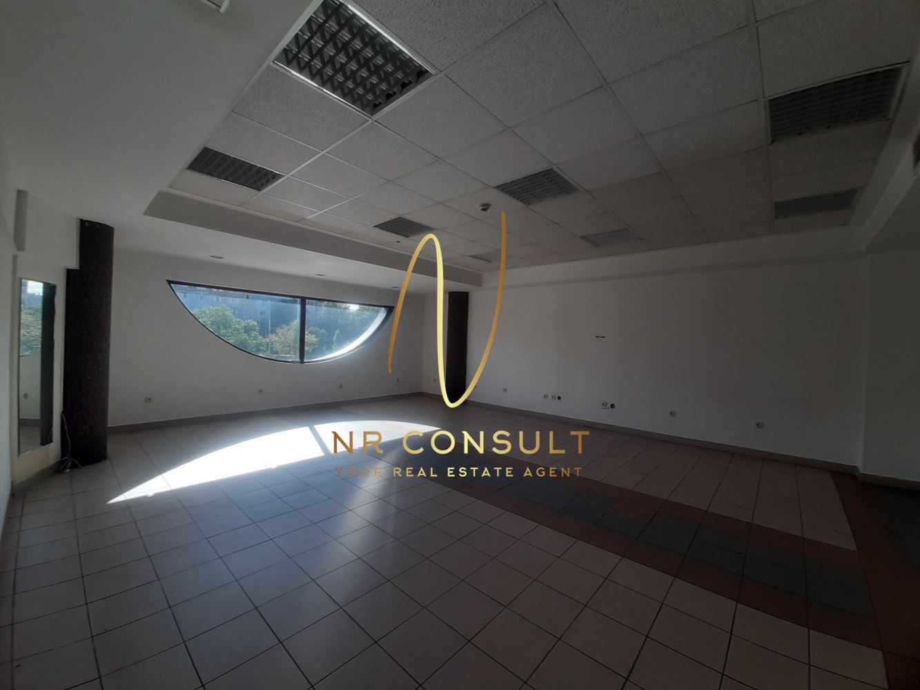 A store suitable for a showroom in a shopping mall in G.C. Friendship near the airport - 0