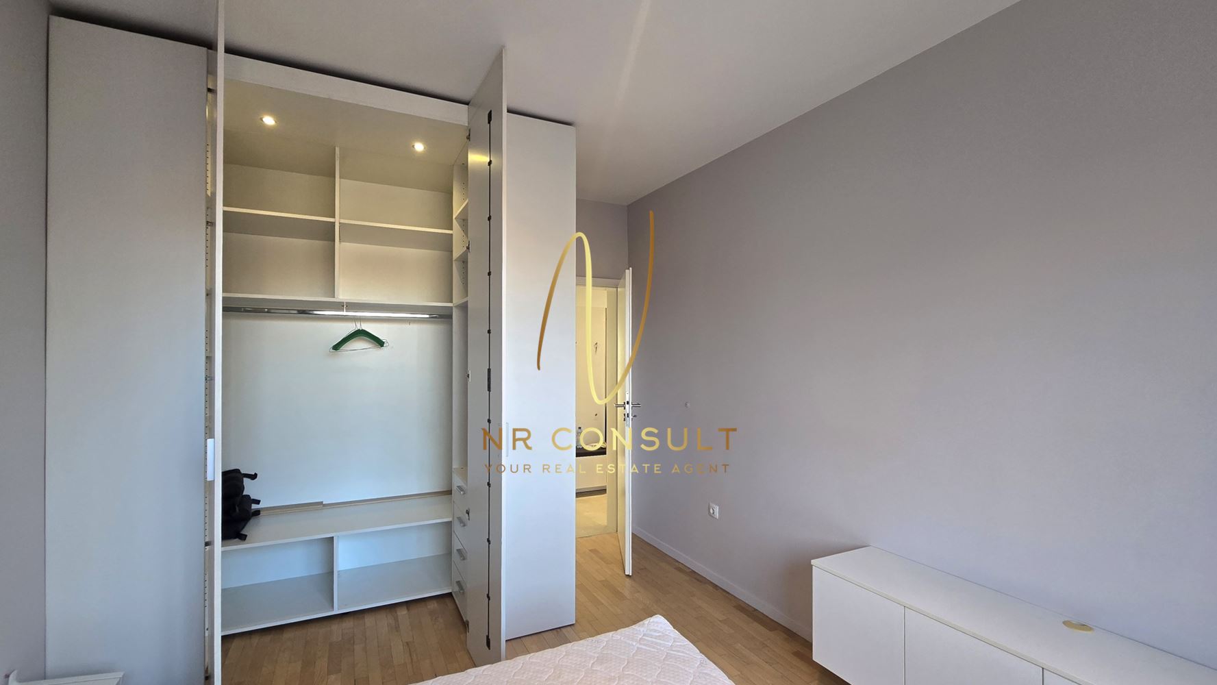 Стил и уют в сърцето на София – 2-стаен апартамент, близо до Софийския Университет! - 0